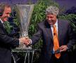 Președintele UEFA, Michel Platini (stânga) se salută cu Mircea Lucescu (dreapta), antrenorul lui Șahtior Donețk. Hamburg, Germania, 13 aprilie 2010.