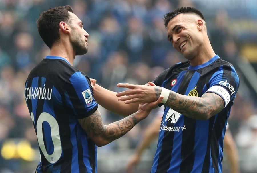 Hakan Calhanoglu și Lautaro Martinez s-au împăcat / Foto: Imago Images Lucio, amintiri cu Chivu: „Cristian mi-a spus că vom dezumfla mingea lui Messi! Și așa a fost”
