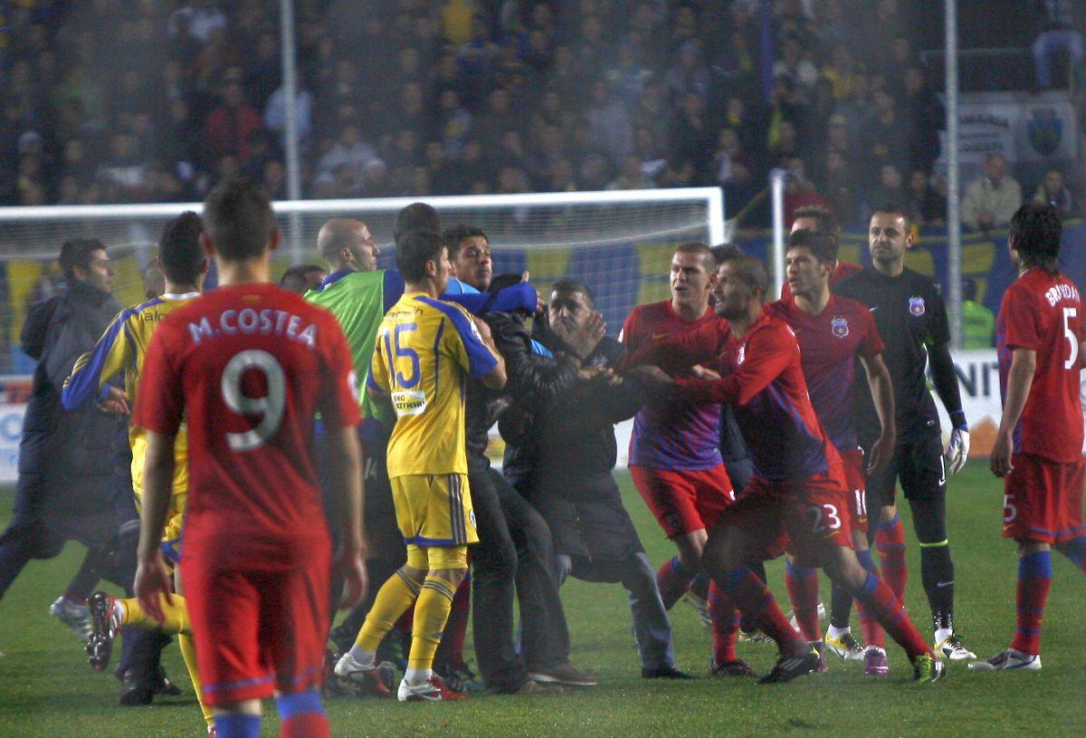 După mai bine de 13 ani » Ultima dată când FCSB a avut portarul eliminat în campionat a fost după o bătăie generală