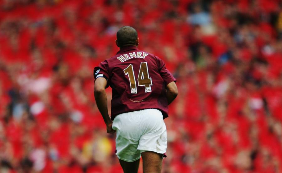 Thierry Henry, în celebrul tricoul cu numărul „14” la Arsenal // FOTO: Getty Images Pe urmele lui Thierry Henry » Prima decizie importantă a lui Viktor Gyokeres la Arsenal