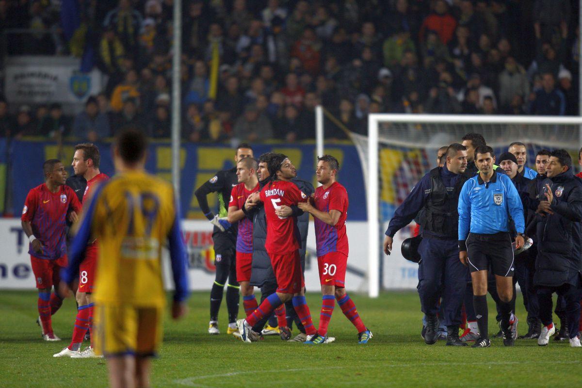 După mai bine de 13 ani » Ultima dată când FCSB a avut portarul eliminat în campionat a fost după o bătăie generală