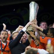 Șahtior Donețk, câștigătoarea Cupei UEFA 2009, de la stânga la dreapta: Ilsinho, Răzvan Raț, președintele Rinat Ahmetov, Jadson și Willian cu trofeul. 20 mai 2009, Istanbul. Foto: Imago
