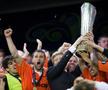 Șahtior Donețk, câștigătoarea Cupei UEFA 2009, de la stânga la dreapta: Ilsinho, Răzvan Raț, președintele Rinat Ahmetov, Jadson și Willian cu trofeul. 20 mai 2009, Istanbul. Foto: Imago