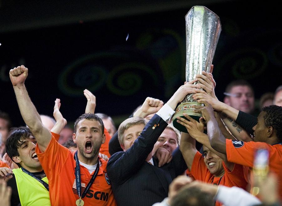 Șahtior Donețk, câștigătoarea Cupei UEFA 2009, de la stânga la dreapta: Ilsinho, Răzvan Raț, președintele Rinat Ahmetov, Jadson și Willian cu trofeul. 20 mai 2009, Istanbul. Foto: Imago După 9 ani împreună, Răzvan Raț pune cuțitele pe masă, de ziua lui Mircea Lucescu » Rafală fără precedent: „Eu l-am adus la Șahtior, mă deranjează mitul ăsta!”