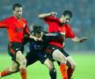 Bosko Balaban de la Bruges (centru), în duel cu Răzvan Raț (stânga) și Cosmin Bărcăuan (dreapta), meci de calificare din Liga Campionilor, Șahtior  - Club Brugge 4-1, miercuri, 11 august 2004, la Donețk, Ucraina. Foto: Imago