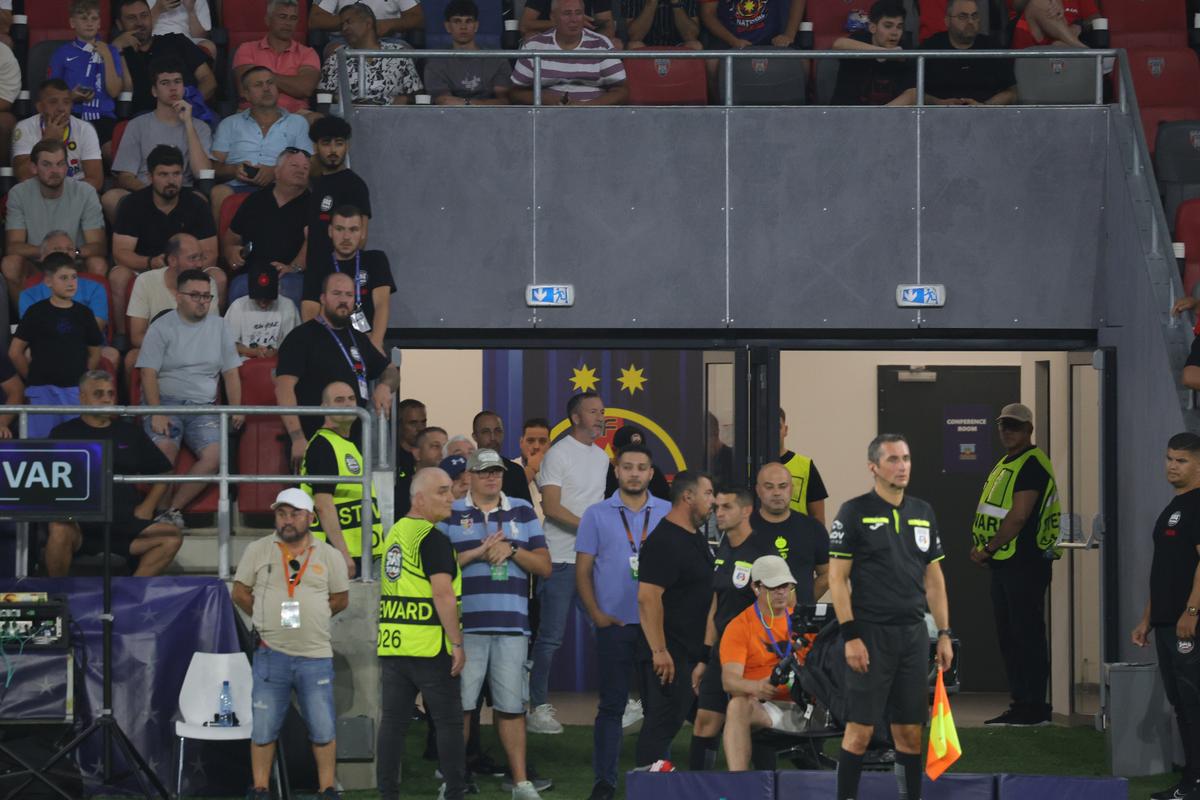 Ce s-a întâmplat pe teren, imediat după FCSB - Farul: MM Stoica a coborât de urgență din lojă! Găman, înjurat de tot stadionul