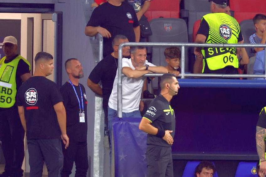 Tensiune pe teren după FCSB - Farul: Mihai Stoica a coborât din lojă. FOTO: Ionuț Iordache