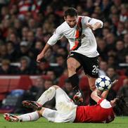 Liga Campionilor, Arsenal Londra (roșu) împotriva Șahtior Donețk (alb) 5:1. Răzvan Raț în duel cu Tomas Rosicky, 19 octombrie 2010. Foto: Imago