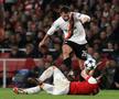 Liga Campionilor, Arsenal Londra (roșu) împotriva Șahtior Donețk (alb) 5:1. Răzvan Raț în duel cu Tomas Rosicky, 19 octombrie 2010. Foto: Imago