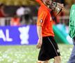 Răzvan Raț (Șahtior Donețk), cu trofeul Cupei UEFA, 21 mai 2009, Istanbul. Foto: Imago