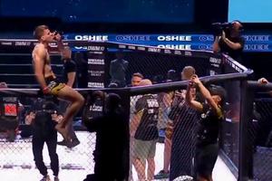Nemaivăzut în MMA! Luptătorul a celebrat victoria prin KO fumând un joint pe cușcă