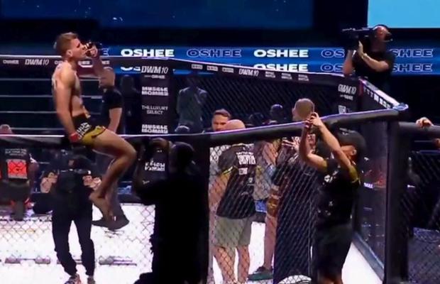 Un luptător MMA a celebrat victoria fumând un joint pe cușcă