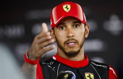 Lewis Hamilton critică public decizia Ferrari: „Nu trebuia, asta a deschis ușa penalizării”