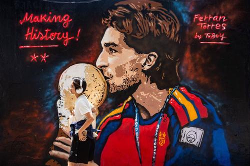 Ferran Torres a fost celebrat în Spania printr-o pictură murală, însă Barcelona nu-l consideră indispensabil / Foto: Imago