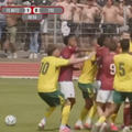 Jucătorii au provocat o accidentare bizară unei arbitre în timpul amicalului dintre Metz și Fortuna Sittard // foto: captură X @Foot_NL