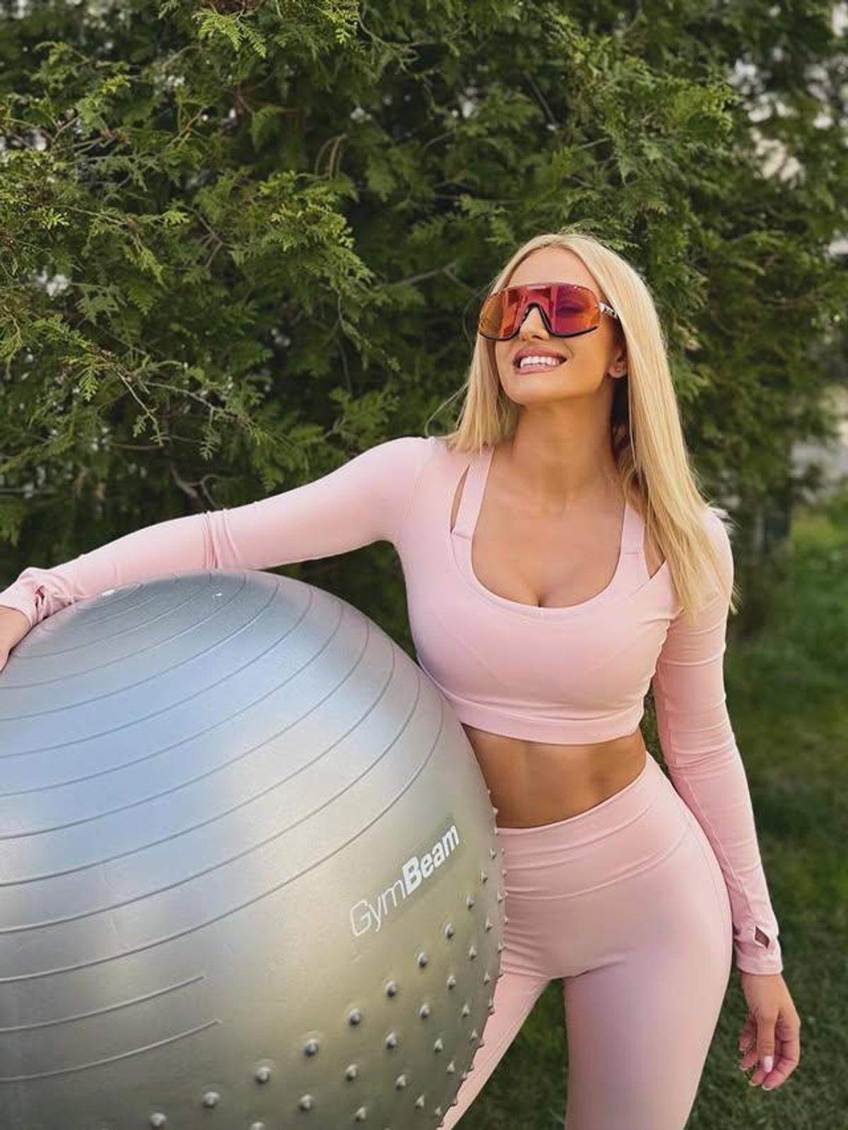 A fugit de Mondial și a încins atmosfera pe insula milionarilor! Iuliana Pepene, escapadă în Mykonos: „Tu ești campioana”