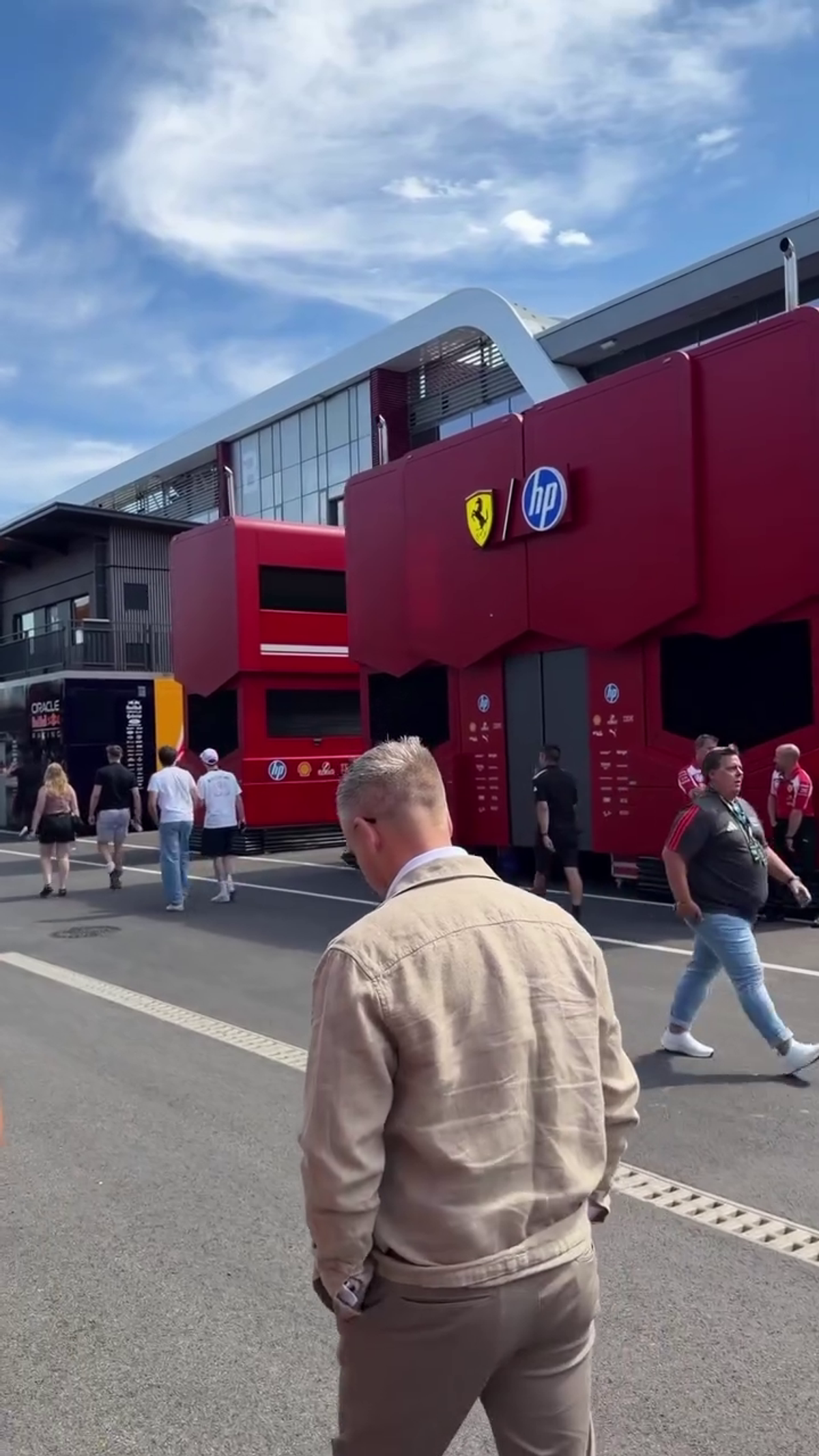 Peter Magyar a apărut la Hungaroring alături de iubită » Decizia anunțată de premier la cursa de Formula 1