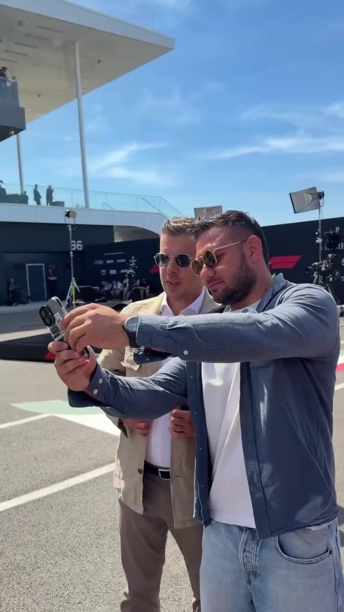 Peter Magyar a apărut la Hungaroring alături de iubită » Decizia anunțată de premier la cursa de Formula 1
