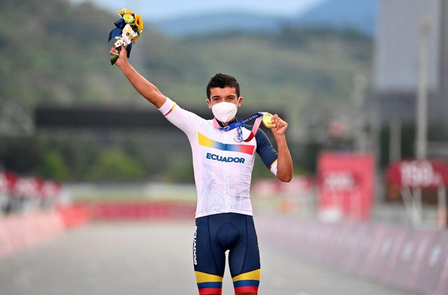 Richard Carapaz cu medalia olimpică de aur de la Tokyo 2020 Foto: Imago Images Richard Carapaz, născut la altitudine, e omul munților în Turul Franței 2026: „Mergeam pe bicicletă de nevoie, nu visam să ajung Pantani sau Indurain”