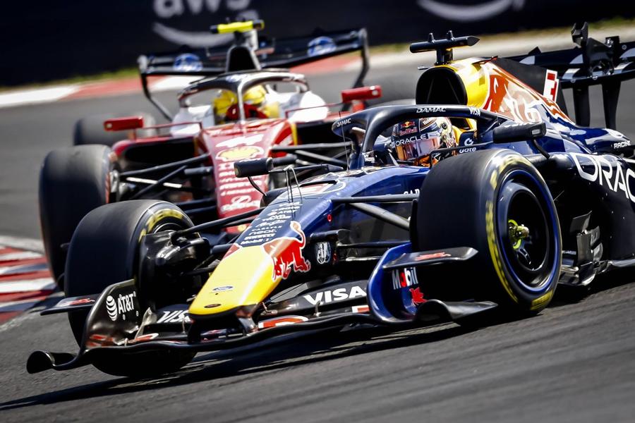 Lewis Hamilton și Max Verstappen, în duel la Hungaroring // Foto: Imago Images Max Verstappen cere anularea a două etape din Formula 1 » Motivul invocat