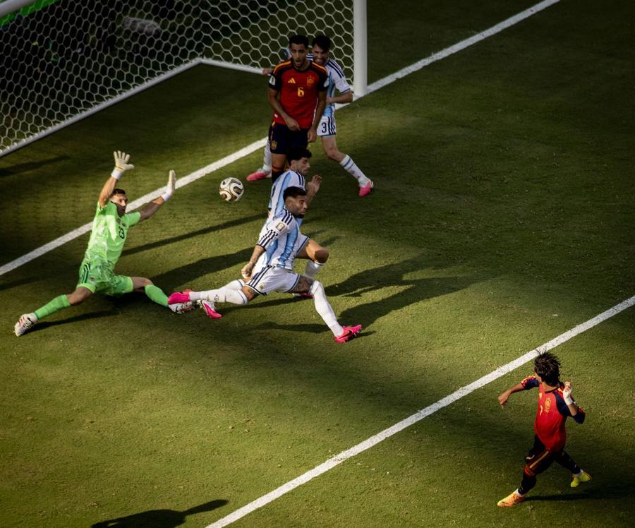 Omul care i-a adus Spaniei titlul mondial e într-o situație-limită la Barca!