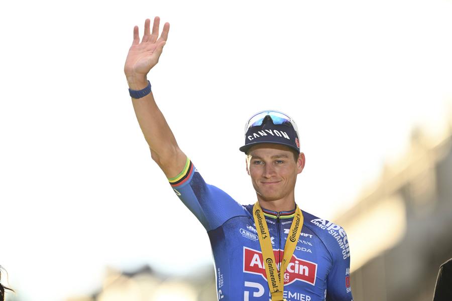 Mathieu van der Poel, câștigătorul etapei a 21-a din Turul Franței/Foto: Imago Images Inevitabil! Tadej Pogacar a câștigat Turul Franței pentru a 5-a oară » Mathieu van der Poel și-a adjudecat o ultimă etapă grozavă