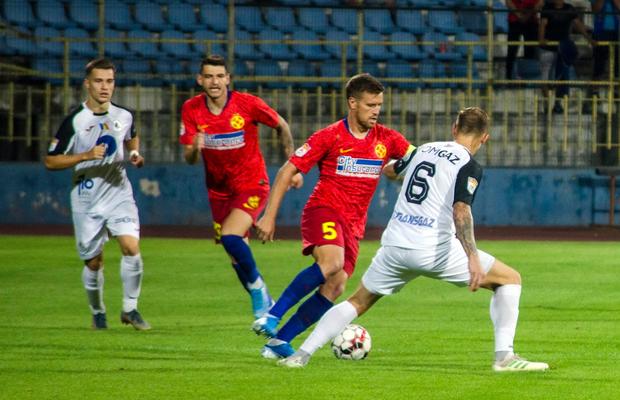 VIDEO Porumboiu râde de grașii Gnohere și Pintilii: „Se rupe tricoul pe ei. Mi-era să nu cadă, să producă vreo groapă pe teren” » Cum compară jocul FCSB cu o nuntă ratată