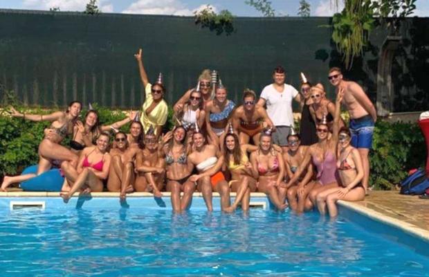 Petrecere la piscină pentru jucătoarele de la CSM București » Au sărbătorit 3 zile de naștere!