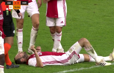 VIDEO S-a prăbușit pe teren în timpul meciului » Emoții mari cu fotbalistul lui Ajax, diagnosticat cu miocardită