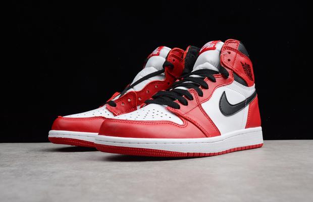 FOTO Cum arată pantofii originali „Air Jordan 1", vânduți cu fabulosul preț de 615.000$!