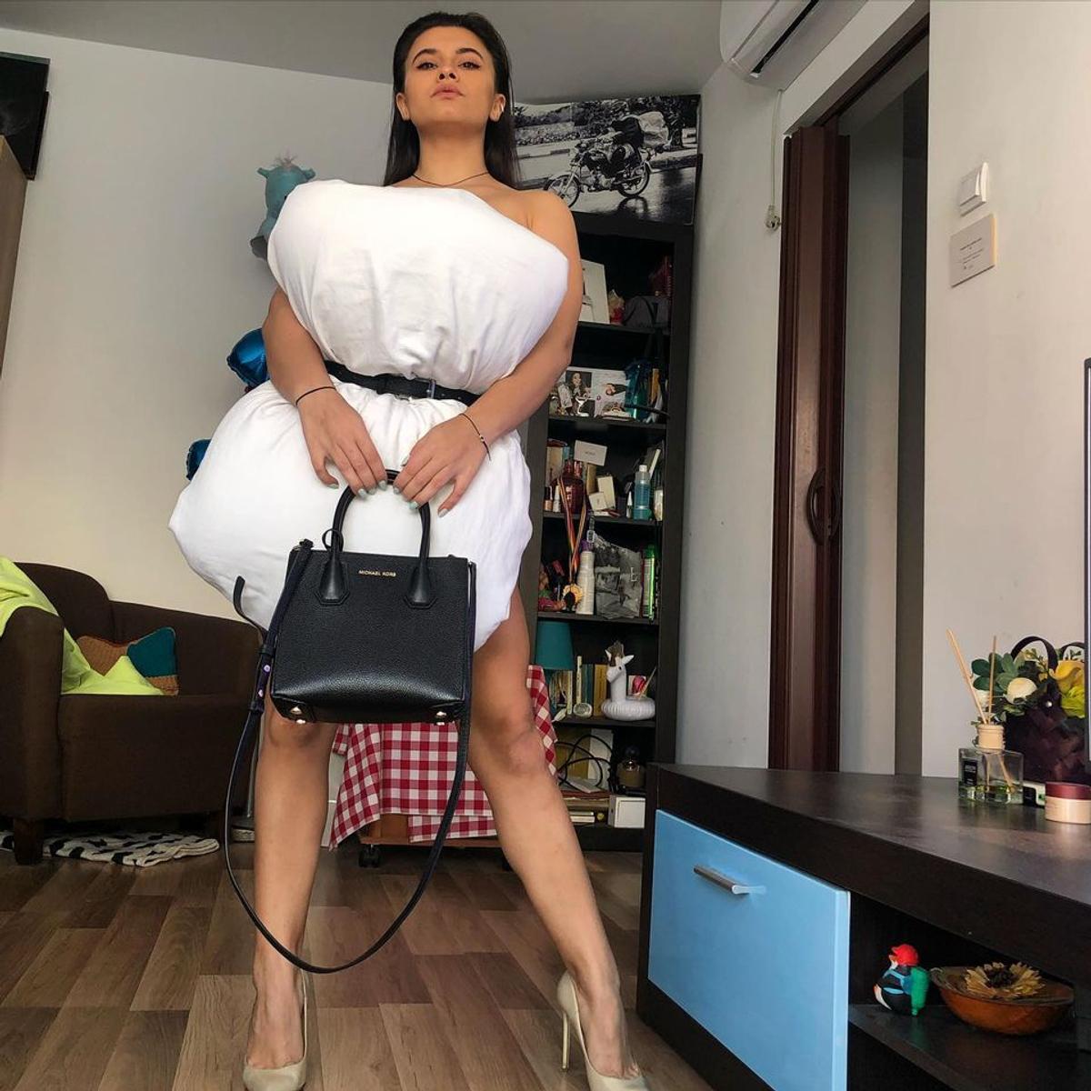 „Ghiciți cine s-a întors?” » Fosta gimnastă Diana Bulimar a renunțat la inhibiții: a pozat topless!