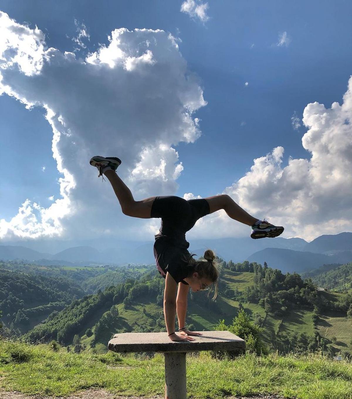 „Ghiciți cine s-a întors?” » Fosta gimnastă Diana Bulimar a renunțat la inhibiții: a pozat topless!