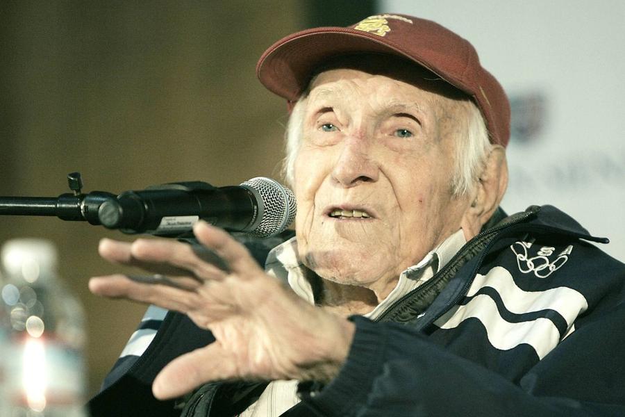 Louis Zamperini (foto: Imago) „Hitler mi-a spus: «Băiete, ești o tornadă»!” » Povestea uluitoare a unui superatlet, căzut cu avionul în războiul cu naziștii și trecut prin torturi inimaginabile: „Fumam de la 5 ani, am băut de la 8”
