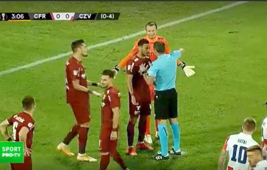 Michael Oliver îi explică lui Camora ce s-a întâmplat în minutul 3 / FOTO: Captură @Pro X „Centralul” Michael Oliver i-a uluit pe ardeleni! Ce s-a întâmplat la faza penalty-ului din CFR Cluj - Steaua Roșie Belgrad 1-2