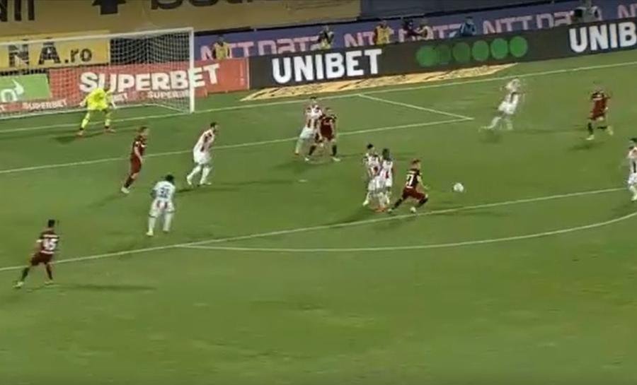 Petrila pierde mingea la marginea careului advers / FOTO: Captură @Pro X Bălgrădean, gafă COLOSALĂ în CFR Cluj - Steaua Roșie! » Șumudică și-a făcut cruce pe margine!