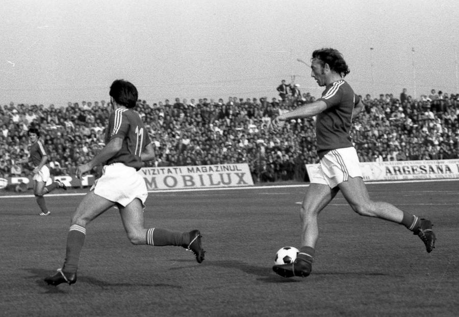 Imagini de arhivă cu Nicolae Dobrin / Sursă foto: Gazeta Sporturilor Cum vede România un matematician-scriitor stabilit de 30 de ani în SUA: „Stăm mult mai bine decât în 1990, dar dezbaterile încă mor sub piatra tombală a șefilor”