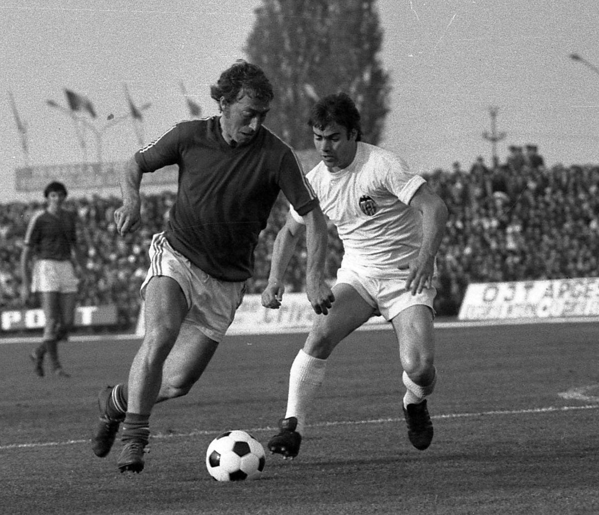 Nicolae Dobrin a jucat la Universitatea Craiova! Imagine ANTOLOGICĂ din '74 cu „Gâscanul” în tricoul Științei: „M-am trezit cu el la ușă! Să vă spun ce a urmat”