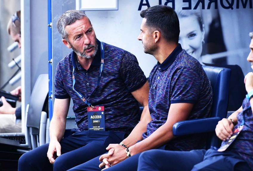 Mihai Stoica, pe bancă, alături de Nicolae Dică în Viking - FCSB, foto: Ionuț Iordache / GSP