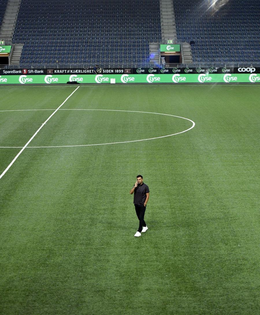Nicolae Dică, surprins vorbind la telefon de fotoreporterul GSP 4 momente speciale care nu s-au văzut la TV după Viking - FCSB