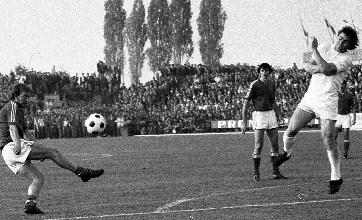 Nicolae Dobrin a jucat la Universitatea Craiova! Imagine ANTOLOGICĂ din '74 cu „Gâscanul” în tricoul Științei: „M-am trezit cu el la ușă! Să vă spun ce a urmat”