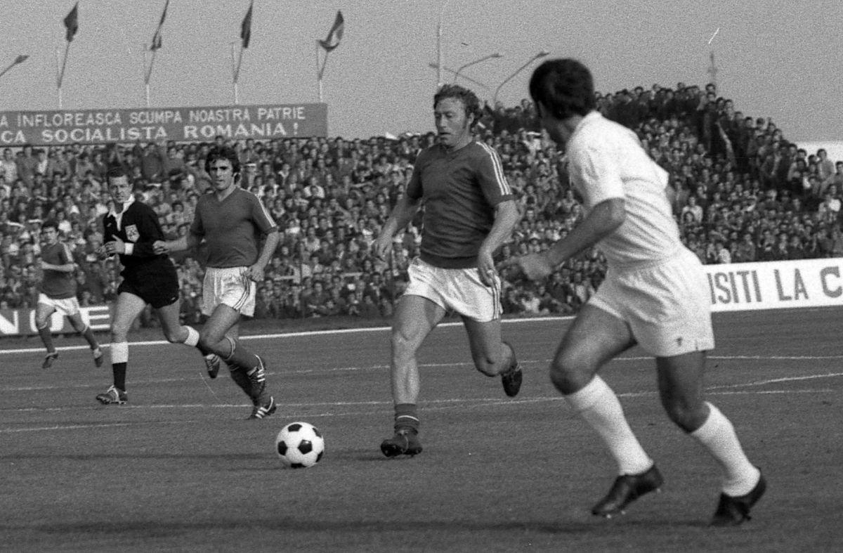 Nicolae Dobrin a jucat la Universitatea Craiova! Imagine ANTOLOGICĂ din '74 cu „Gâscanul” în tricoul Științei: „M-am trezit cu el la ușă! Să vă spun ce a urmat”