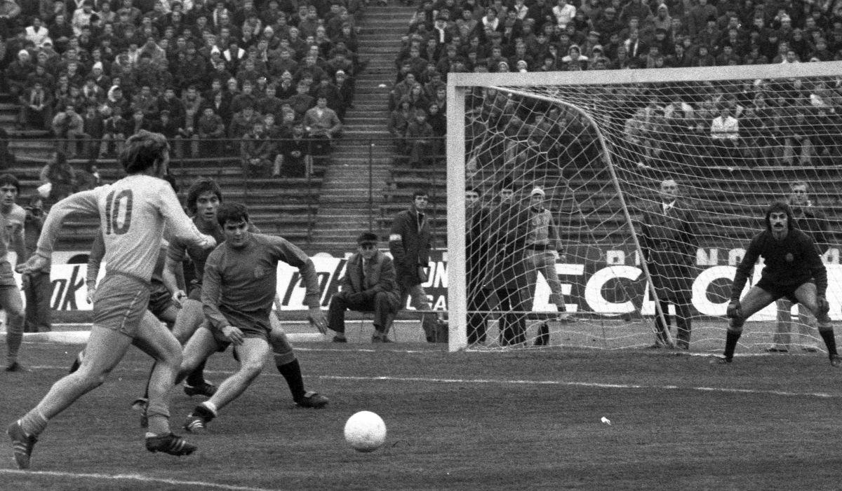 Nicolae Dobrin a jucat la Universitatea Craiova! Imagine ANTOLOGICĂ din '74 cu „Gâscanul” în tricoul Științei: „M-am trezit cu el la ușă! Să vă spun ce a urmat”