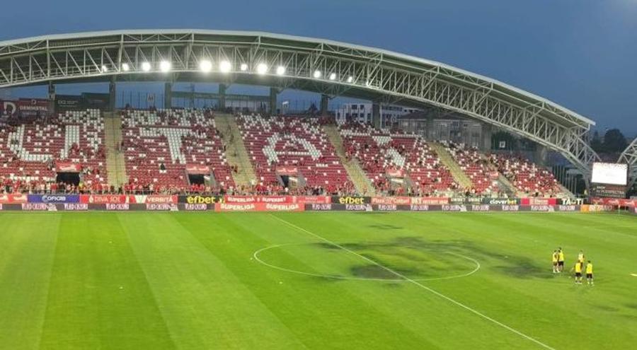 Altă echipă din Liga 1 are probleme cu gazonul, după concertul organizat de Primărie: „Arată rău” » Scena e tot acolo, deși vineri e meci!