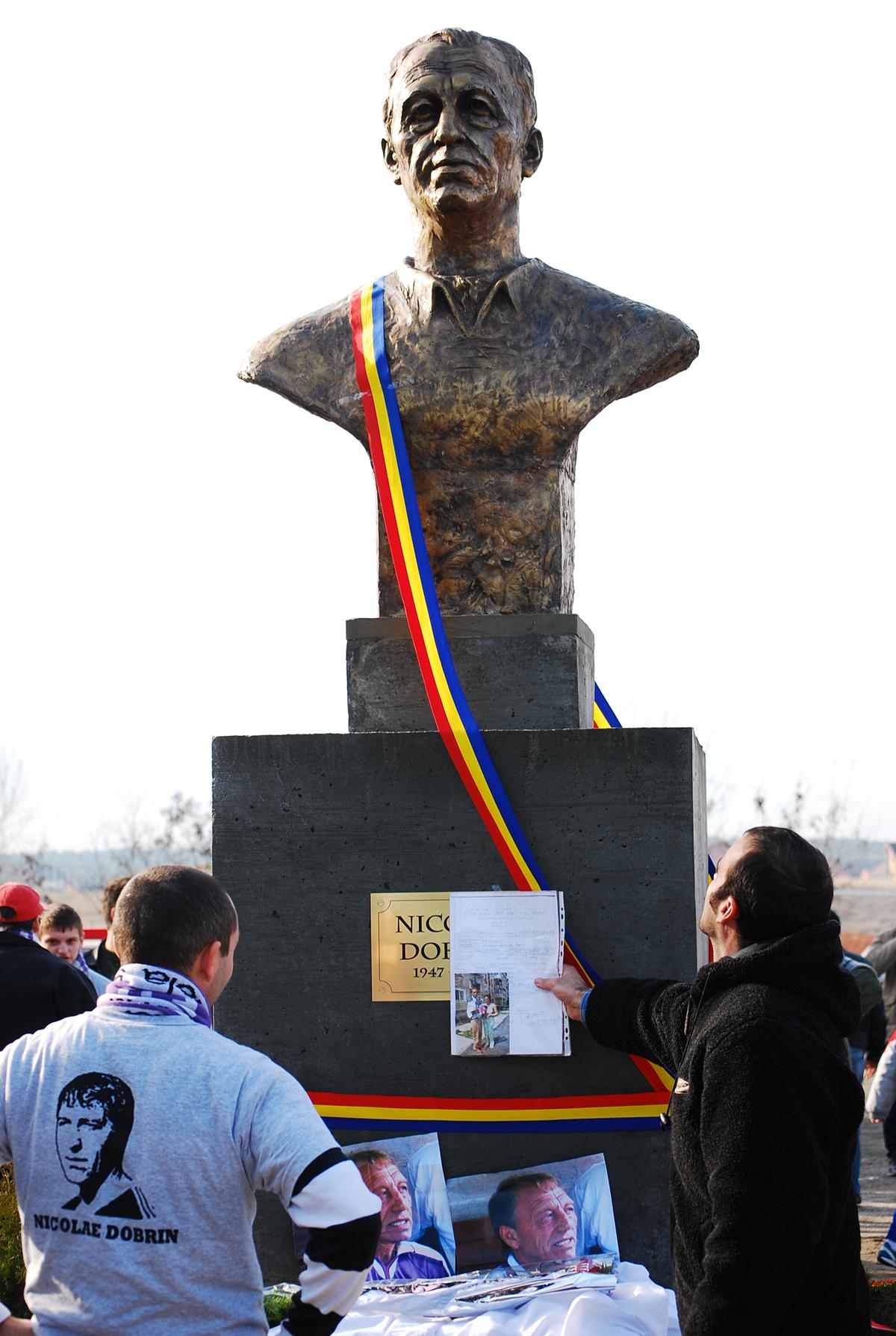 Nicolae Dobrin a jucat la Universitatea Craiova! Imagine ANTOLOGICĂ din '74 cu „Gâscanul” în tricoul Științei: „M-am trezit cu el la ușă! Să vă spun ce a urmat”