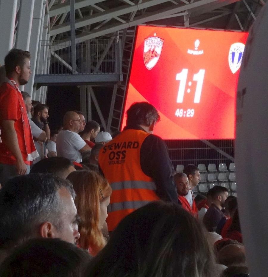 12 detalii de la Dinamo - Petrolul » I-au pus umărul la loc și a intrat pe teren, „mania” Ghezali + cele mai ciudate 5 minute