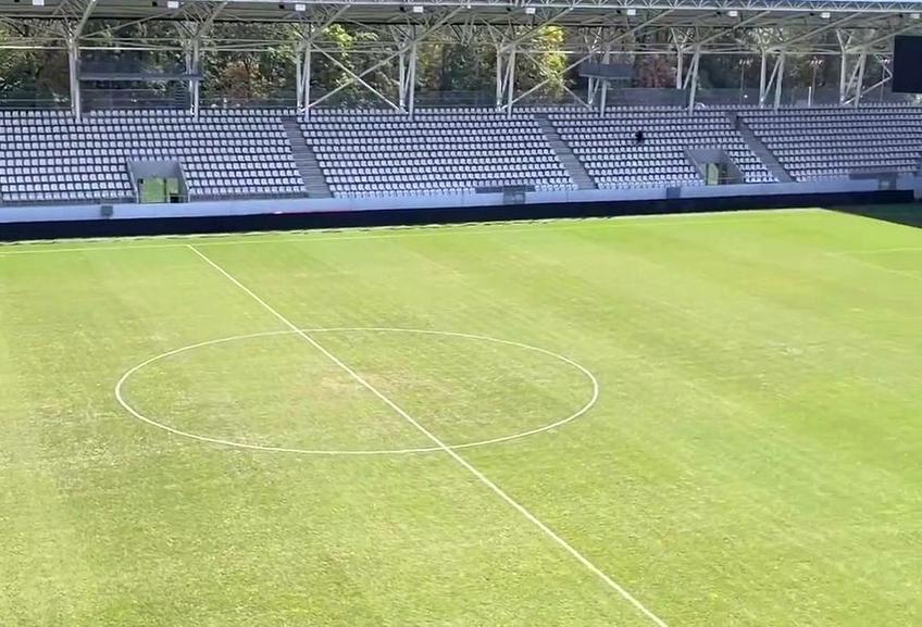 Dinamo o întâlnește diseară, de la ora 21:45, pe Petrolul Ploiești, într-o partidă din runda cu numărul 7 din Superliga. Gazonul de pe stadionul „Arcul de Triumf”, acolo unde se va disputa meciul, se prezintă în condiții execrabile.