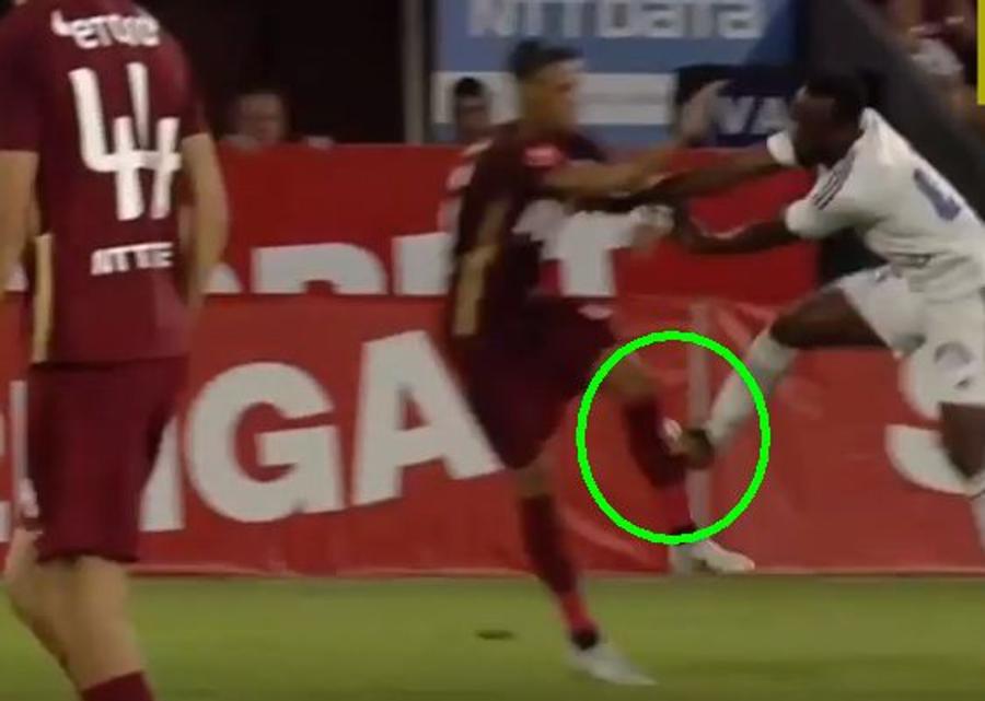 Fază confuză în CFR Cluj - Botoșani » Olinga a văzut „galben”, apoi a fost eliminat! Totul fără consultarea VAR