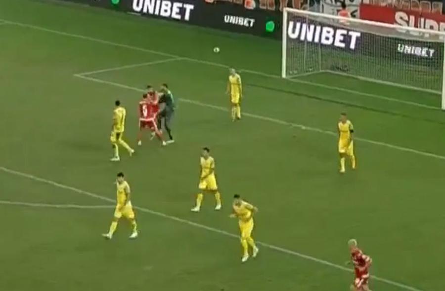 Zima, cu mingea în mână, îl împinge pe Gregorio / FOTO: Captură TV @Prima Sport Dinamo a cerut penalty la o fază à la Arlauskis » Gestul necugetat care ar fi putut decide duelul cu Petrolul
