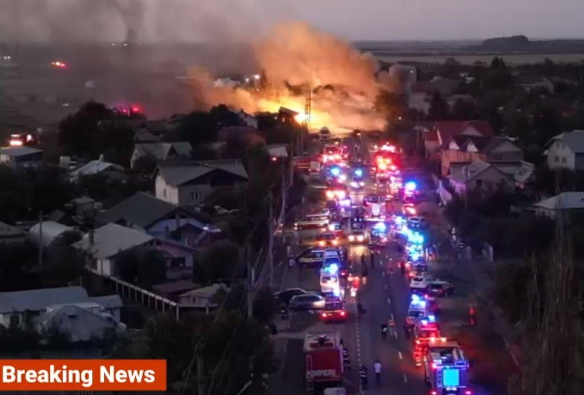 Explozii puternice urmate de incendiu la Crevedia, în Dâmbovița / FOTO: Capturi @TVR