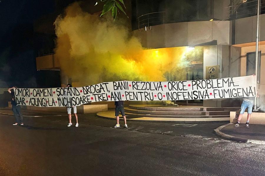 Mesajul afișat de cei din UST / Sursă foto: Facebook Gino Iorgulescu și fiul său, din nou ținta unui mesaj afișat de ultrașii români: „Omori oameni șofând drogat, banii rezolvă orice problemă...”